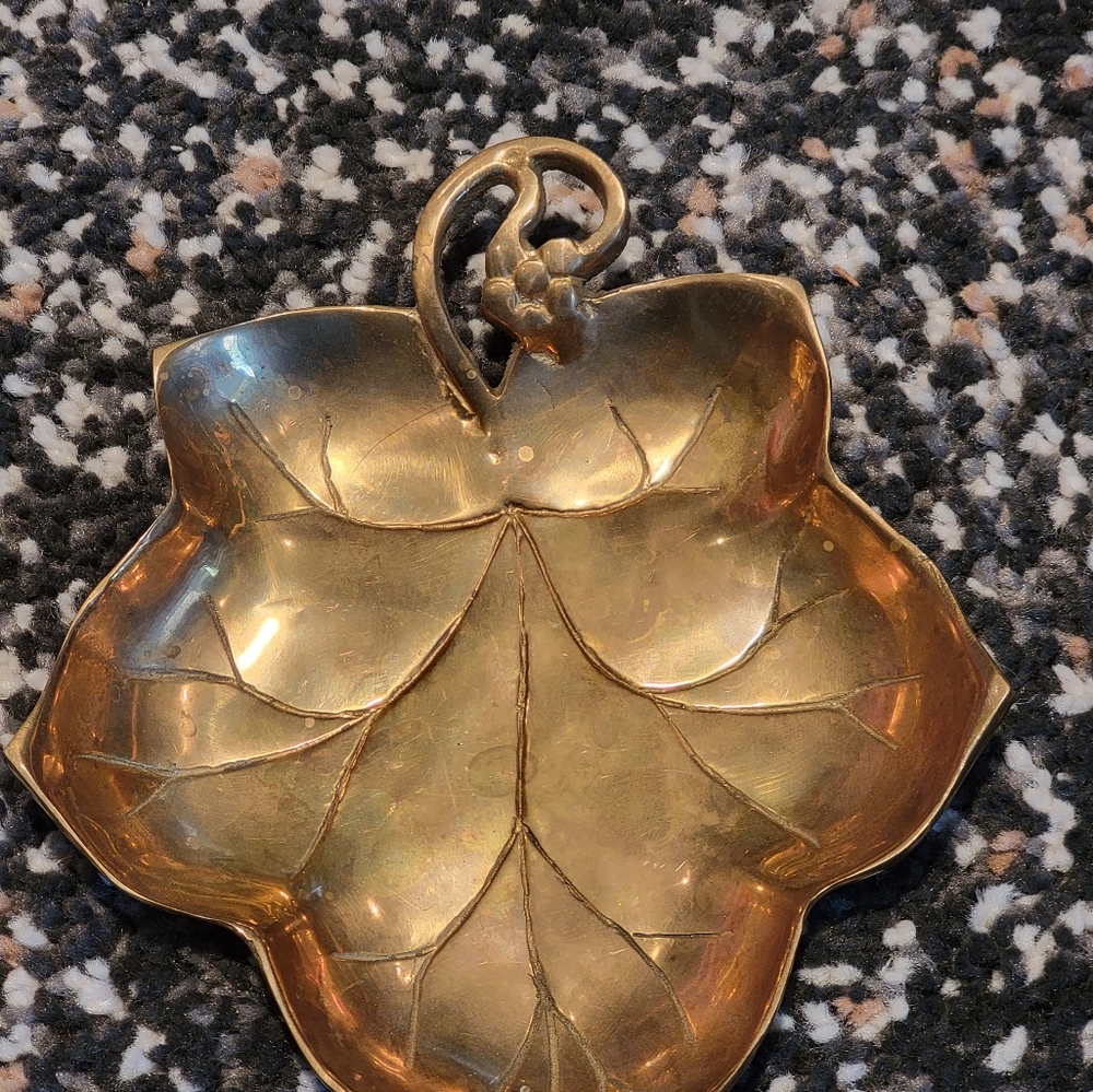 Vintage Heavy weight Shiny Solid Brass Leaf shaped ornate Trinket Dish - Picture 2 of 7
